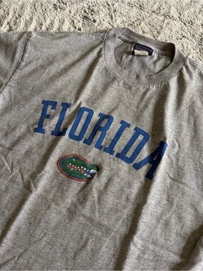 Vintage Florida Gators Champs Sports T-Shirt
Men's Med Gray Team 90s NCAA